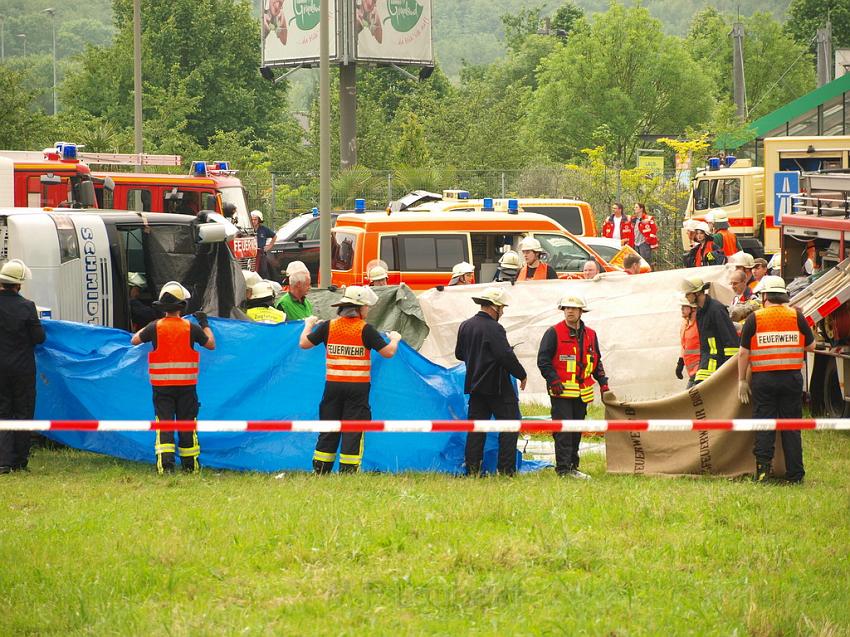 Schwerer Unfall mit Reisebus Lohmar Donrather Dreieck P251.JPG